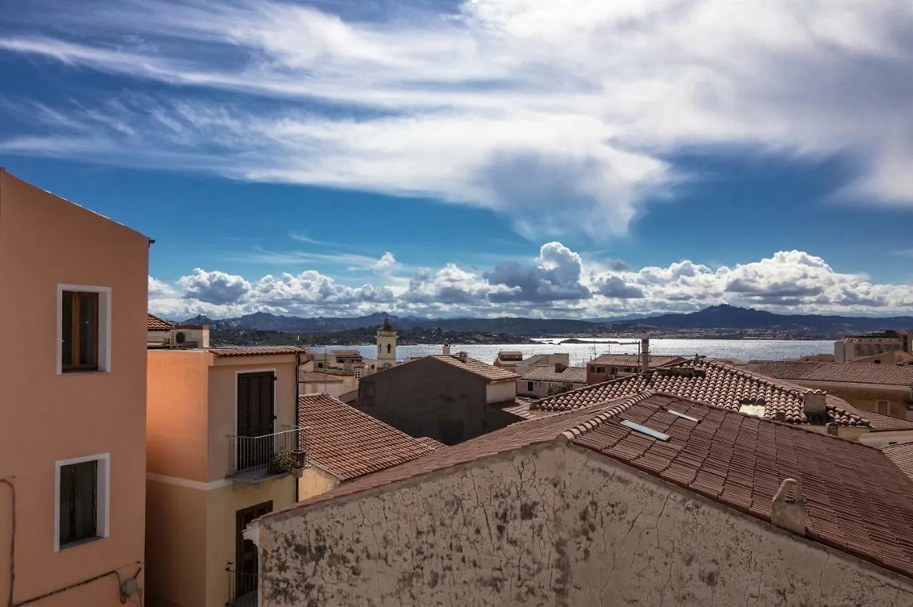 Homey Experience - Attic Sea View Apartment La Maddalena